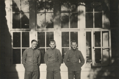 602853 Afbeelding van enkele militairen van het Stafkwartier van de VIIIe Divisie tijdens de mobilisatie, voor het ...